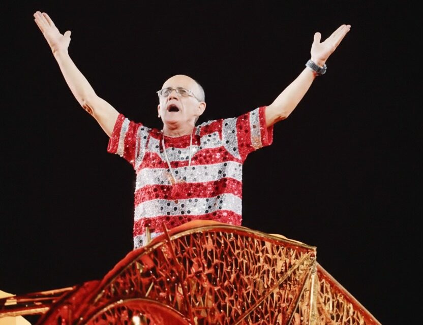 Unidos do Viradouro, com o título de tetracampeã, desfila em Niterói