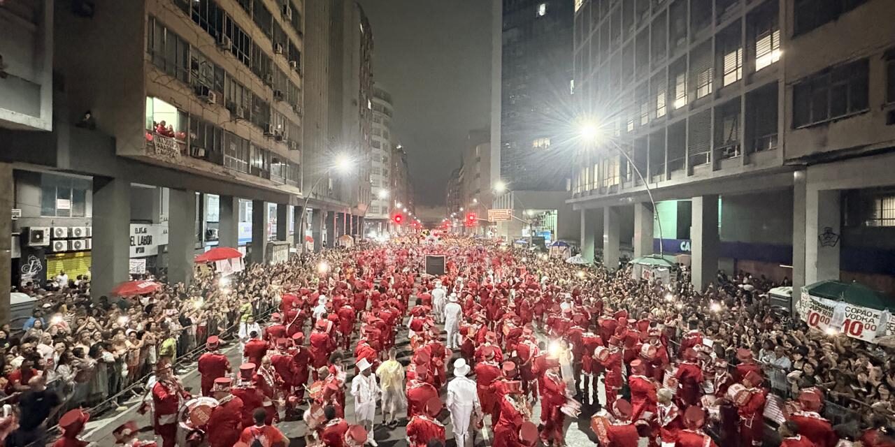 Explosão de público e alegria com desfile histórico da Viradouro na Avenida Amaral Peixoto