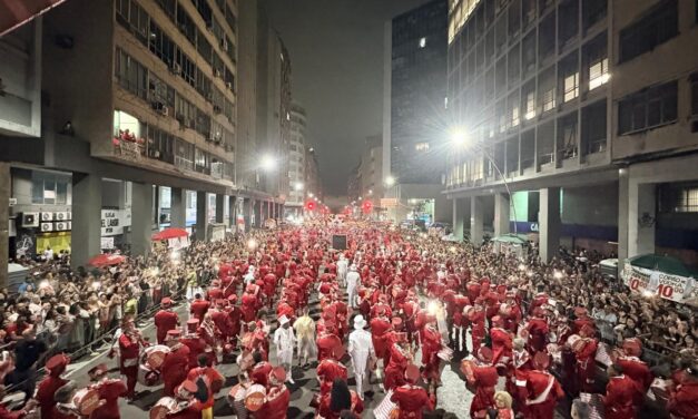 Explosão de público e alegria com desfile histórico da Viradouro na Avenida Amaral Peixoto