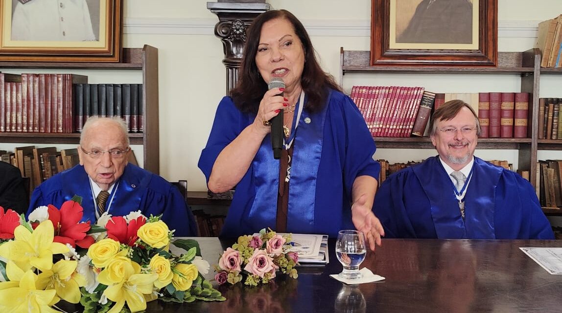 Márcia Pessanha é reeleita e toma possa na Academia Fluminense de Letras